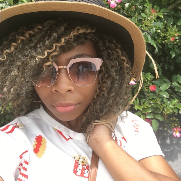 Meet your Posher, Tori - Picture 1 of 1